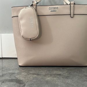 This amazing Quality guess purse new. Never been used don’t have tags.